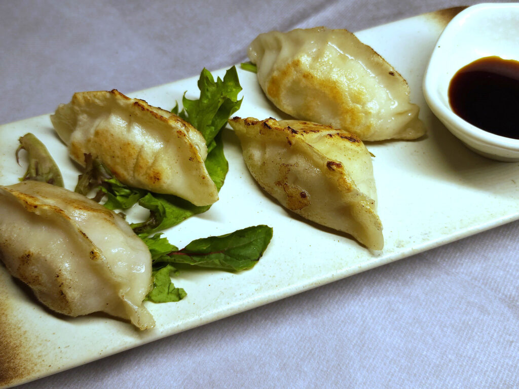 A14 Pan-fried pork and chives dumplings (6pcs)