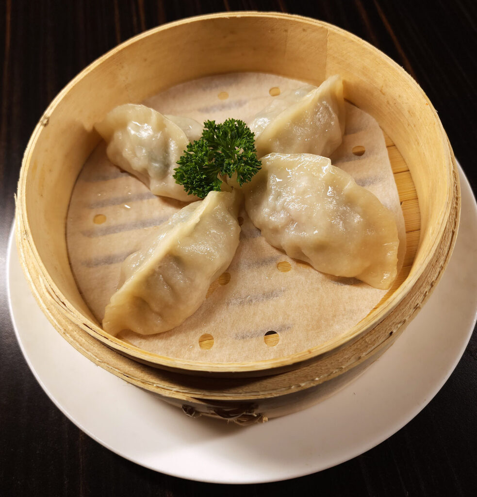 A17 Steamed / Boiled pork and chives dumplings (6pcs)