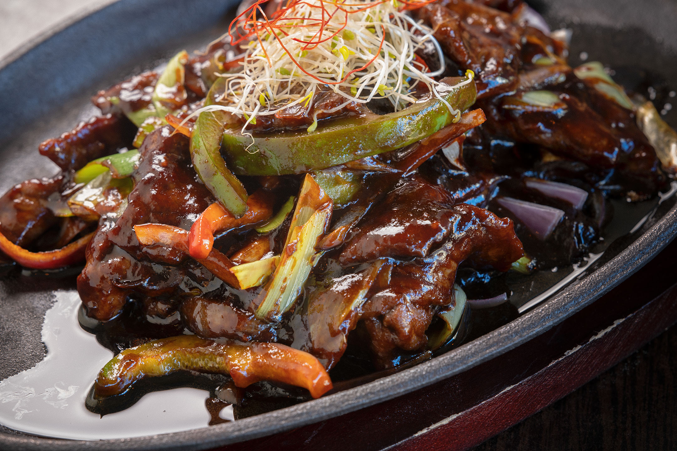 B4 Signature sizzling beef fillet with black pepper and honey sauce (GF) OR oyster and hoisin sauce