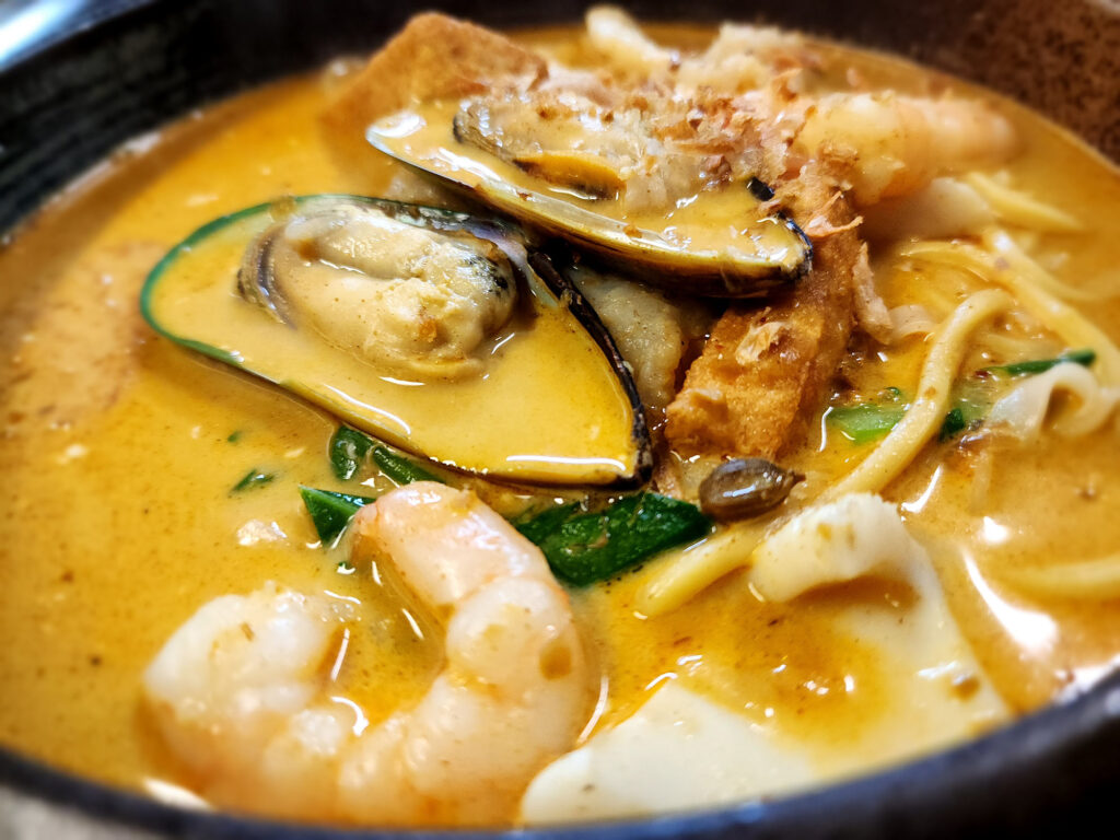 C5 HUGE seafood combination laksa soup with noodles (V) (PN)