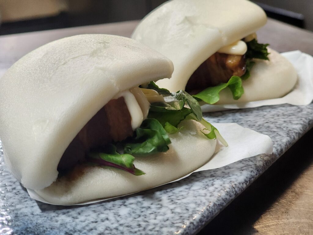 A21 Steamed baos with stewed honey soy pork belly (2pcs)