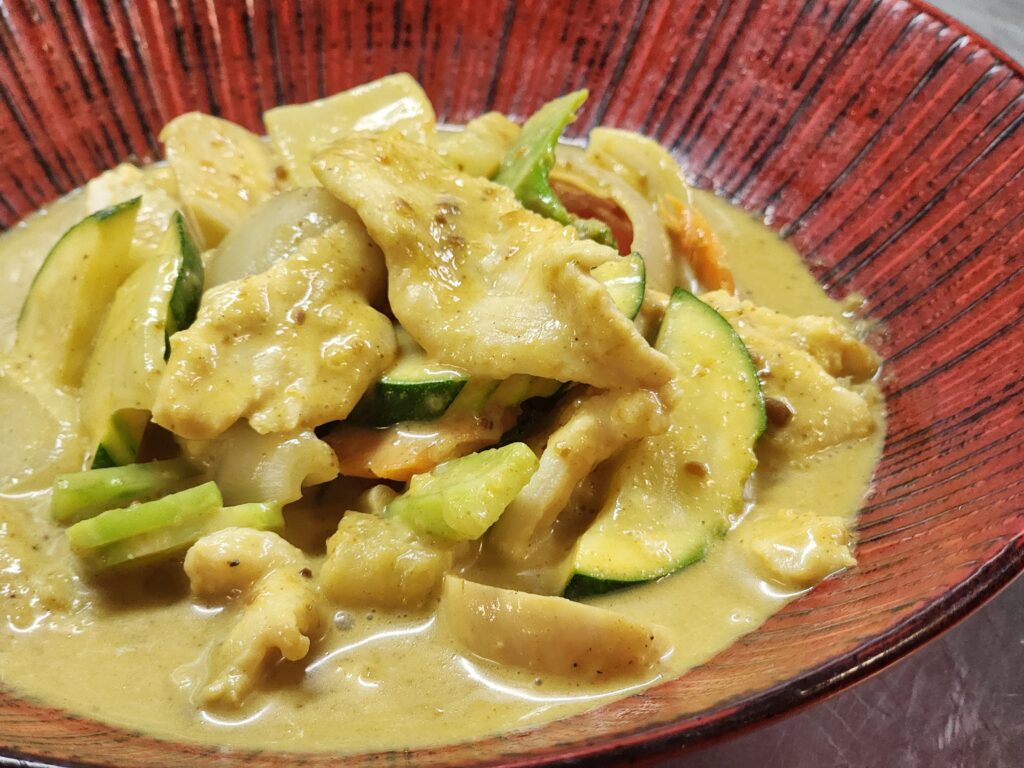 B17 Sauteed chicken OR beef fillet with homemade satay sauce (V) (PN)