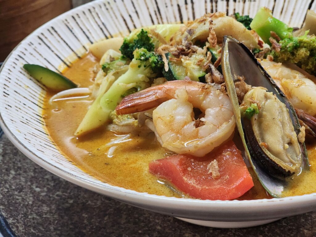 C5 HUGE seafood combination laksa soup with noodles (V) (PN)