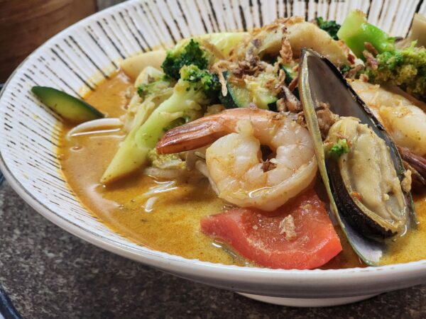 C5 HUGE seafood combination laksa soup with noodles (V) (PN)