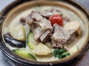 Green curry pork spare ribs with veggies