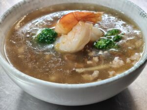 Ginger and onions soup with prawns and minced pork