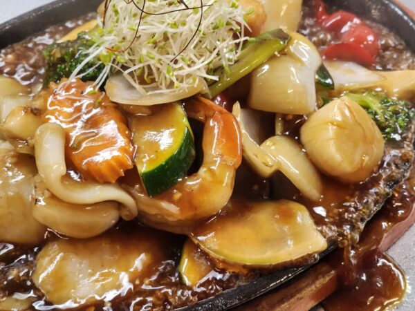 Sizzling seafood combos of Hokkaido with veggies in Kung pao sauce