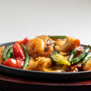 Sizzling seafood combos with hokkaido sashimi scallops 3pcs, king prawns 3pcs, sea perch 5pcs, calamari 5pcs (GFO)