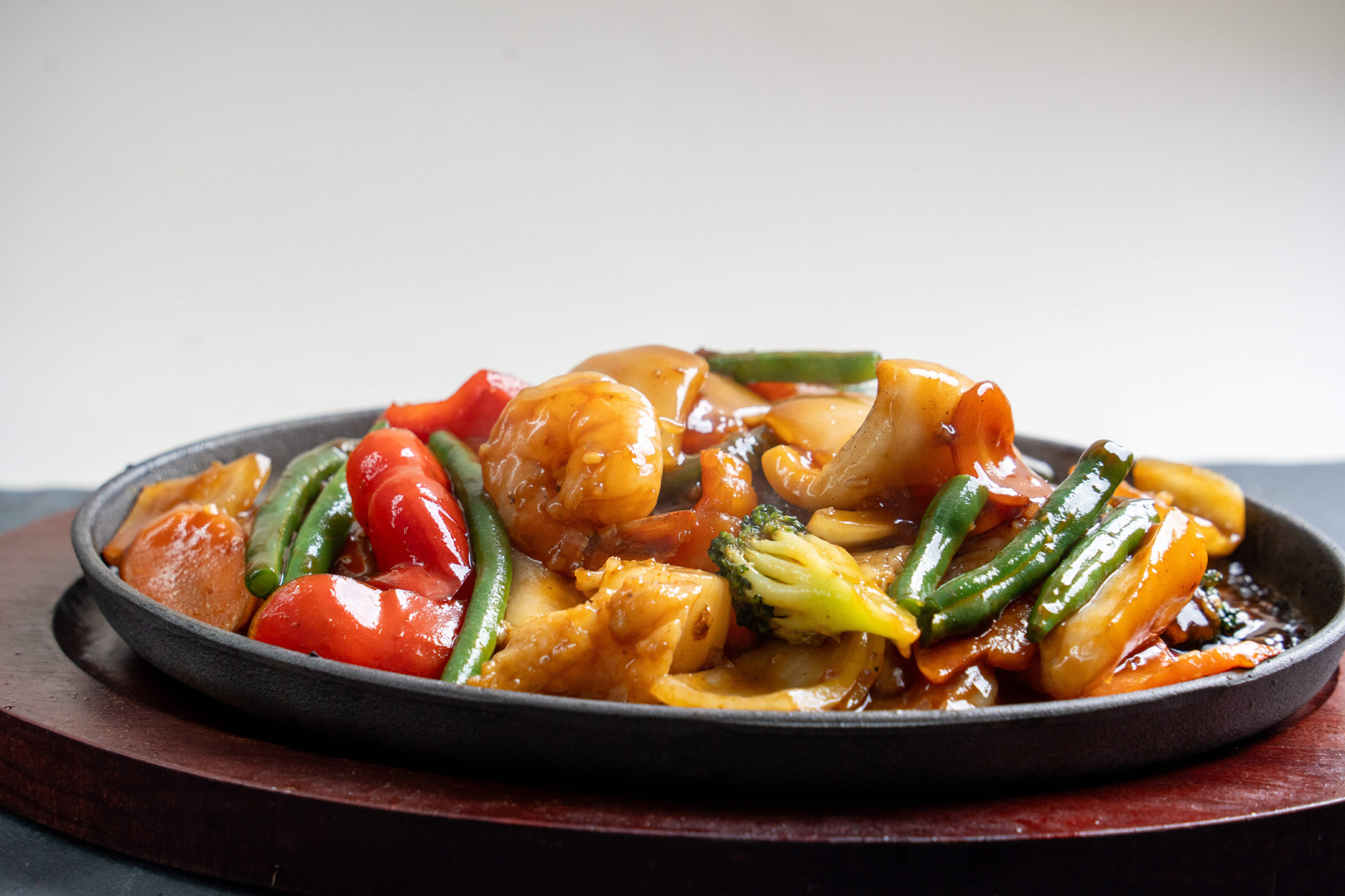 Sizzling seafood combos with hokkaido sashimi scallops 3pcs, king prawns 3pcs, sea perch 5pcs, calamari 5pcs (GFO)