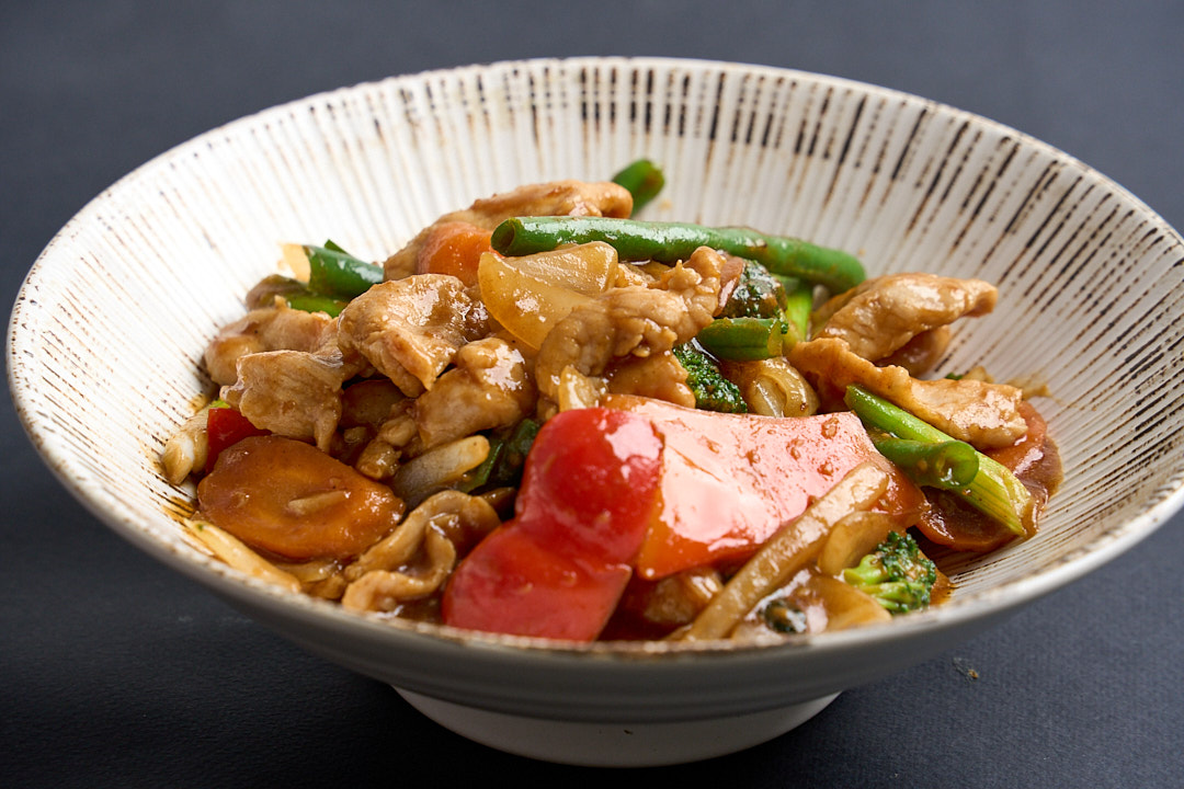 Stir fried pork or beef slices with onions & veggies in Sha-cha sauce