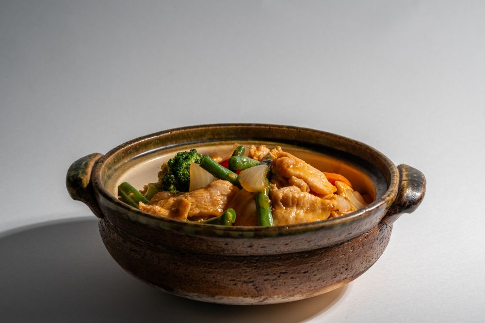Chilli Sichuan chicken in claypot